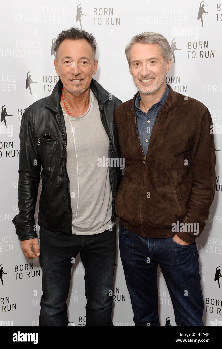 Bruce Springsteen y Antoine de Caunes, presentador de televisión francés, como el cantautor habla sobre su autobiografía Born to Run, en un evento de conversación celebrado hoy en la ACI de Londres. Foto de stock