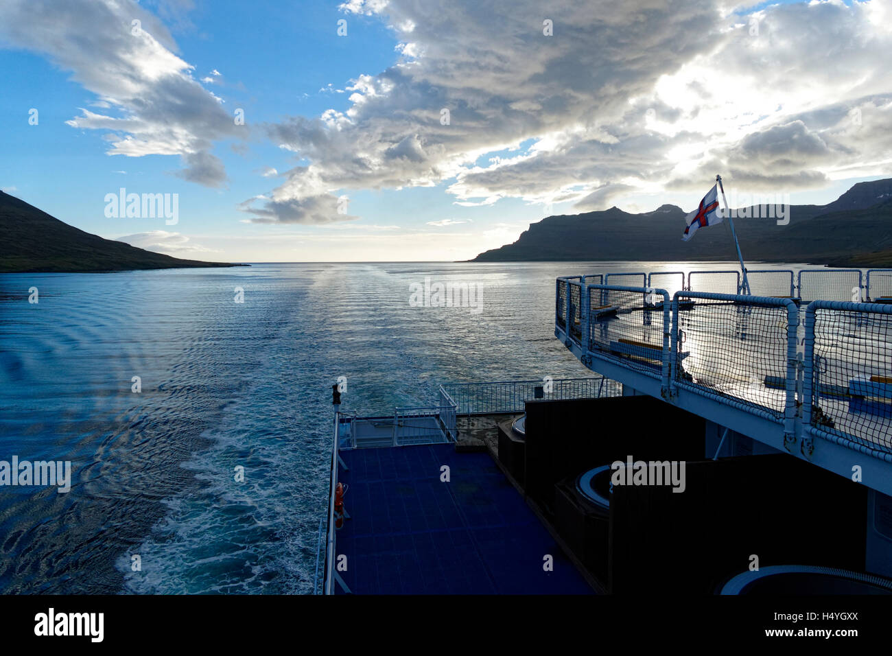 Seyoisfjord visto desde la popa del barco, Seyoisfjord, Islandia, en el Atlántico Norte, Europa Foto de stock