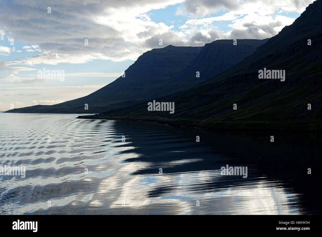 Fiordo paisaje costero, Seyoisfjord oceánicos, Islandia, en el Atlántico Norte, Europa Foto de stock