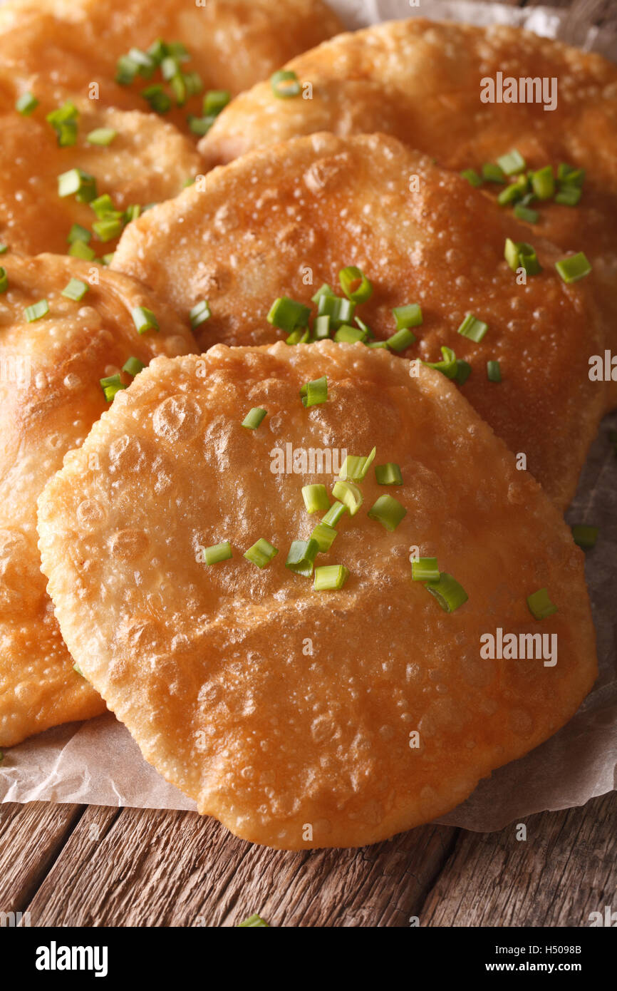 Cocina india: Puri de cerca el papel vertical sobre la mesa. Foto de stock