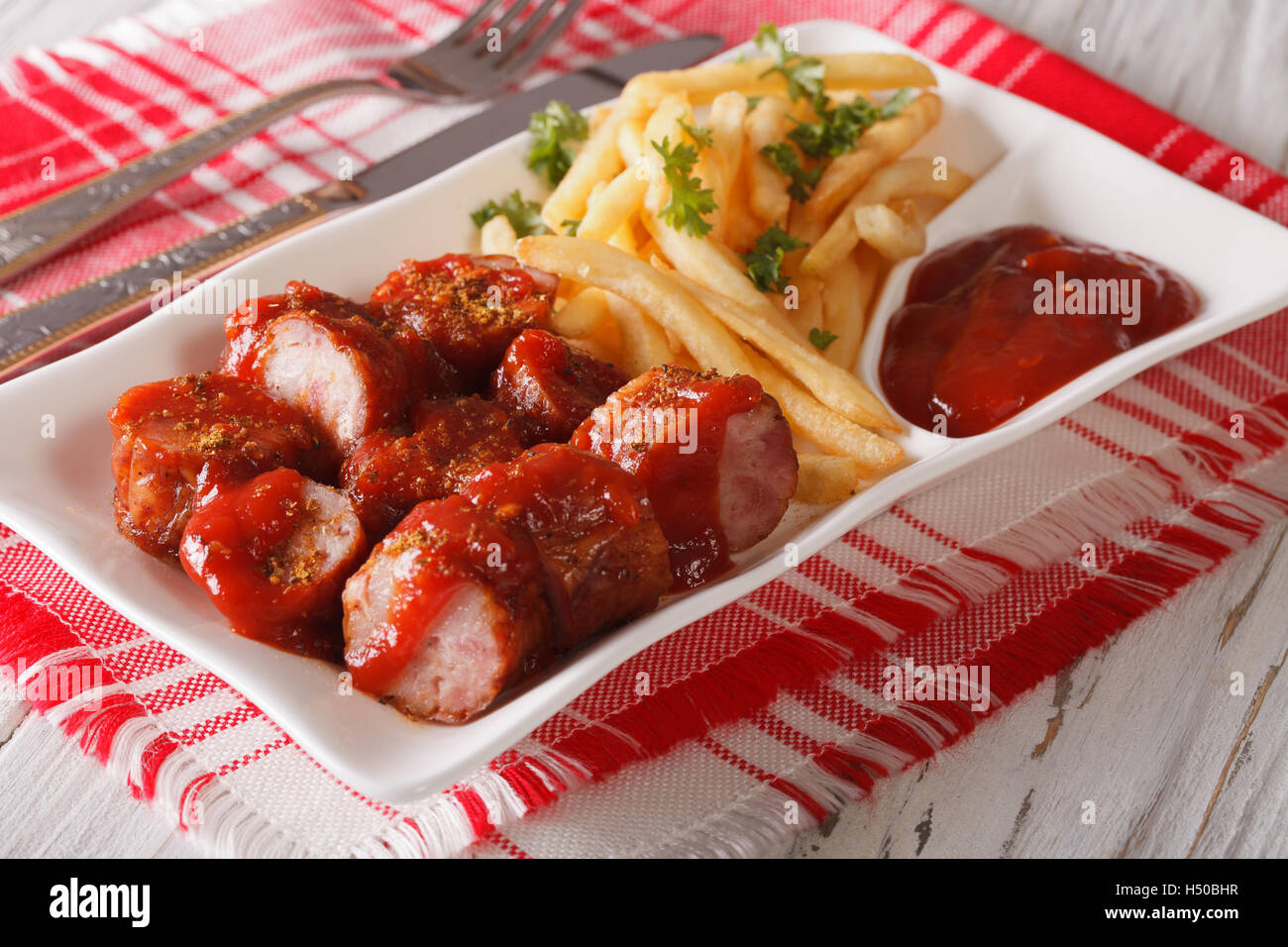 Comida rápida currywurst, salchicha, papas fritas, una coca y tomate  ketchup Fotografía de stock - Alamy