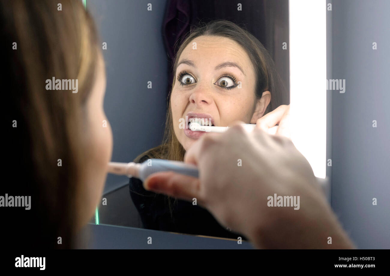 Mujer Joven Mirando En El Espejo Del Baño Mientras Ella Limpia Sus