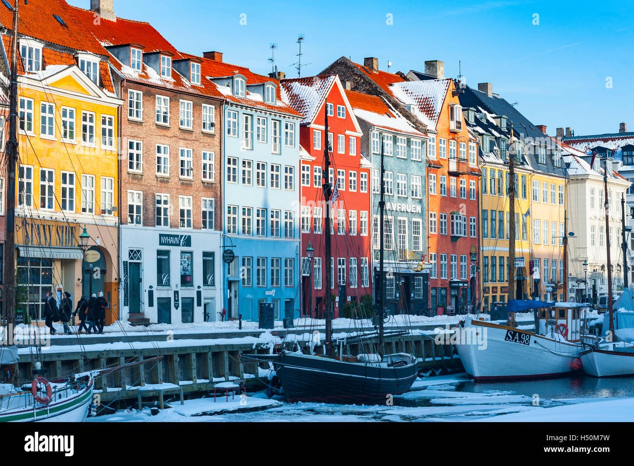 Vista invernal de puerto Nyhavn en Copenhague, Dinamarca Foto de stock