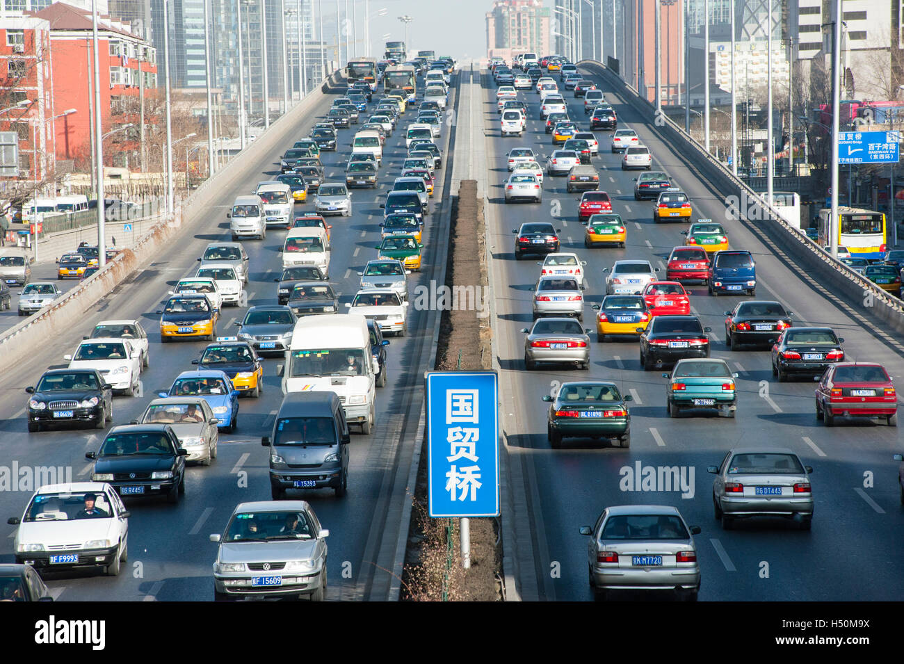 Tráfico pesado en autopista urbana en el centro de Pekín, China Foto de stock