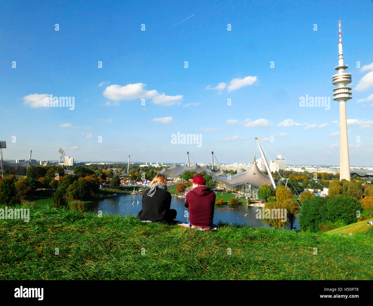 Munich Olympia Park Torre de TV en el soleado cielo azul Europa Alemania Foto de stock