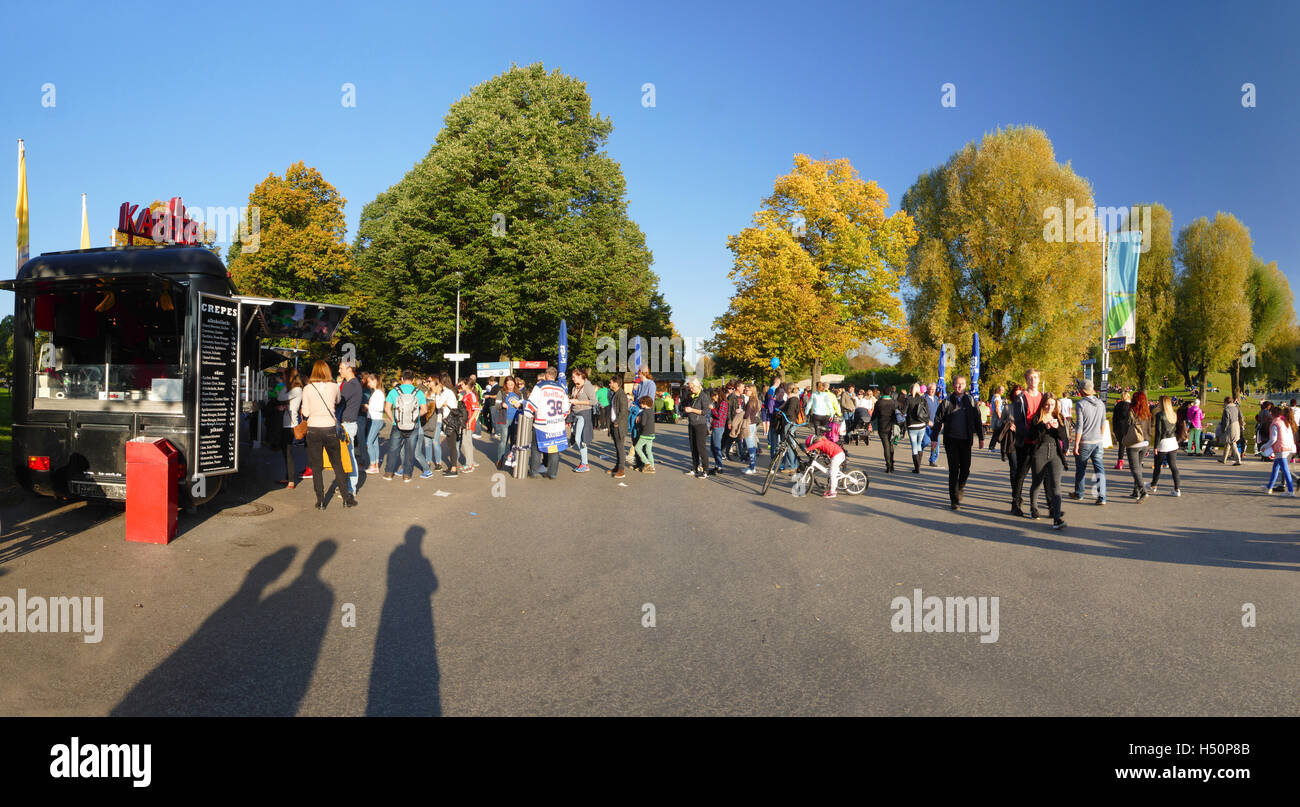 Munich Olympia Park Torre de TV la gente disfruta en día soleado de Europa Alemania Foto de stock