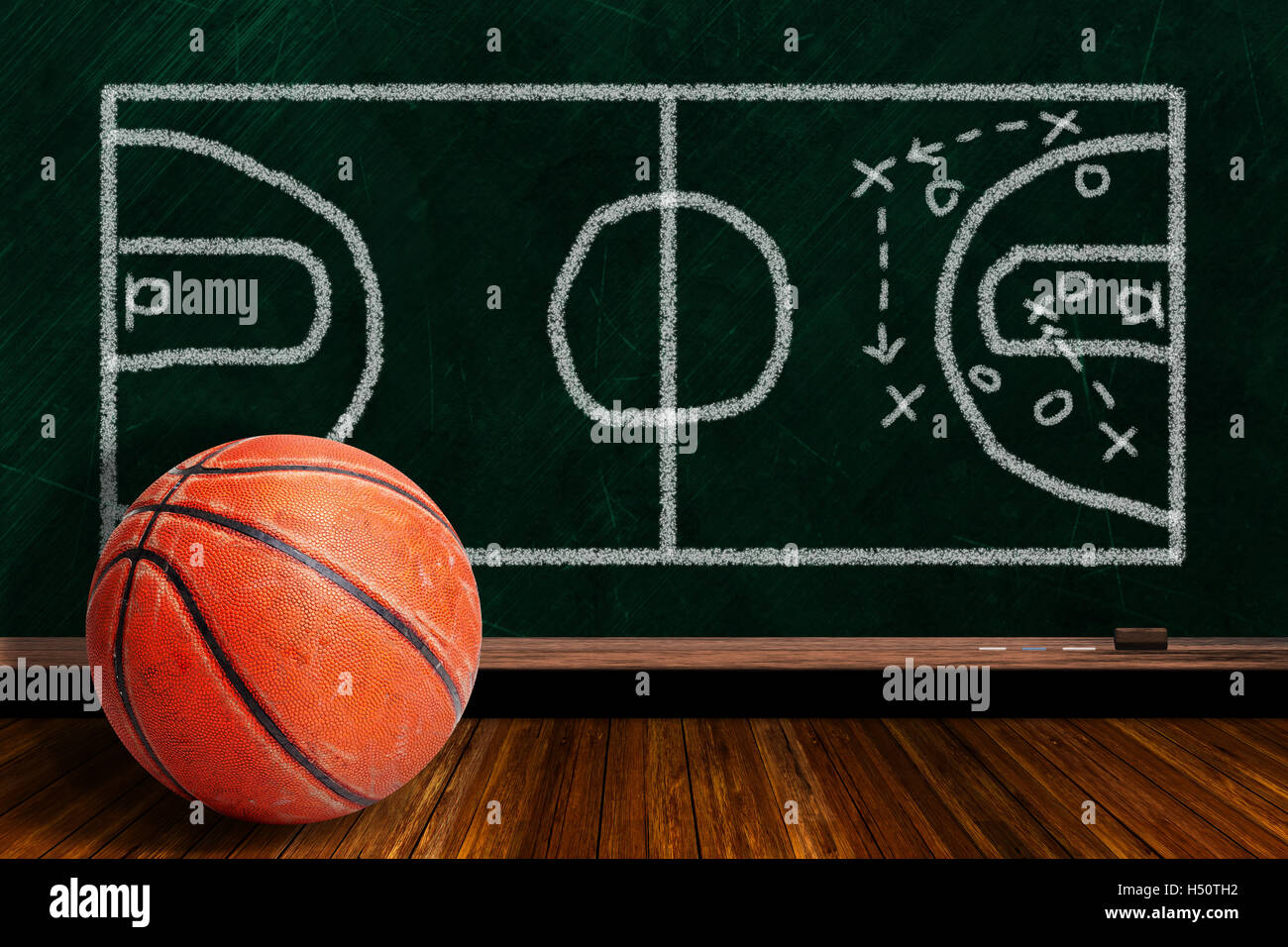 Estrategia de juego de baloncesto y dibuja en una pizarra de fondo con  espacio de copia Fotografía de stock - Alamy