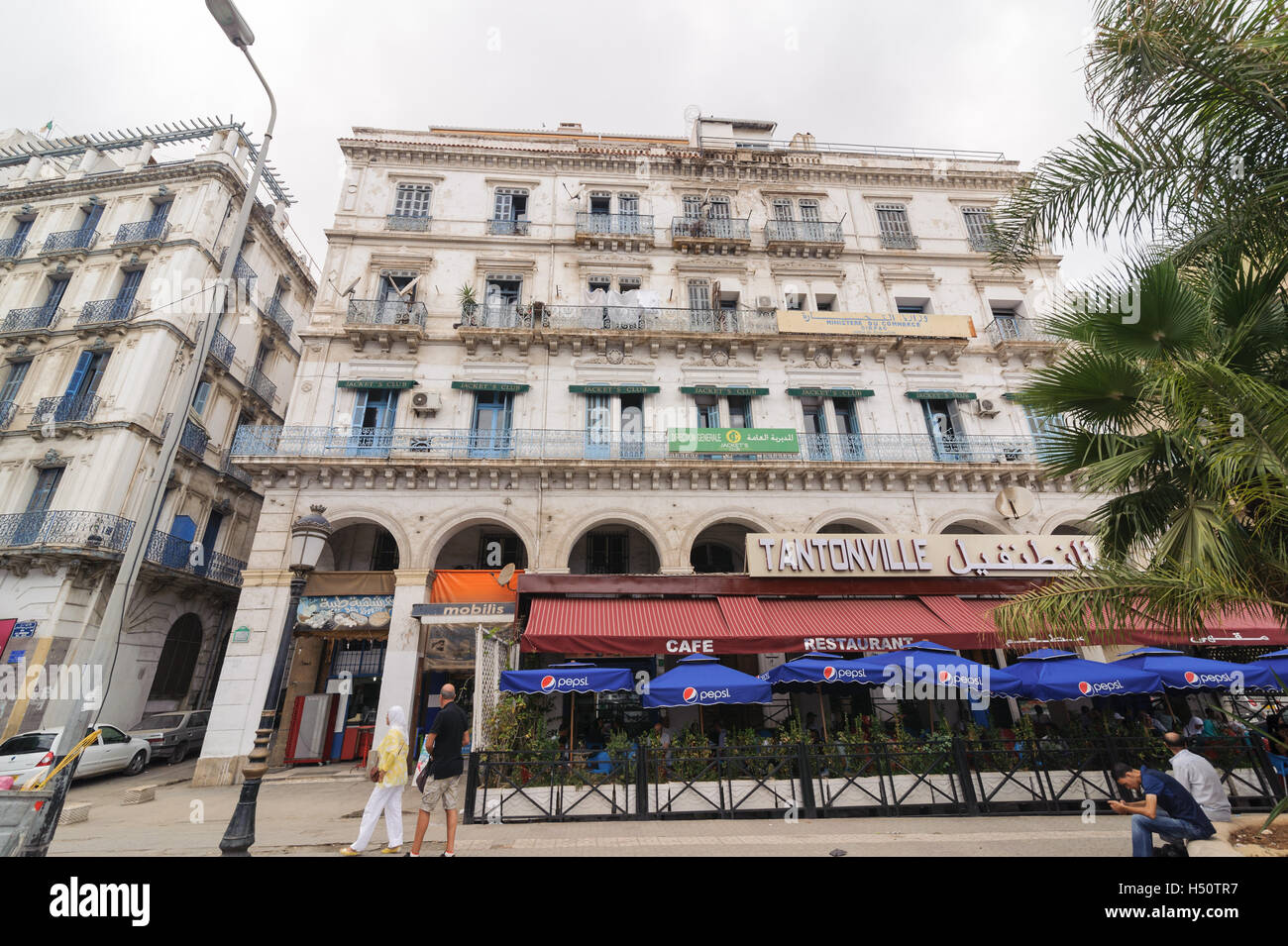 Lado colonial francesa de la ciudad de Argel, Argelia.ciudad moderna tiene muchos viejos edificios tipo francés. Foto de stock