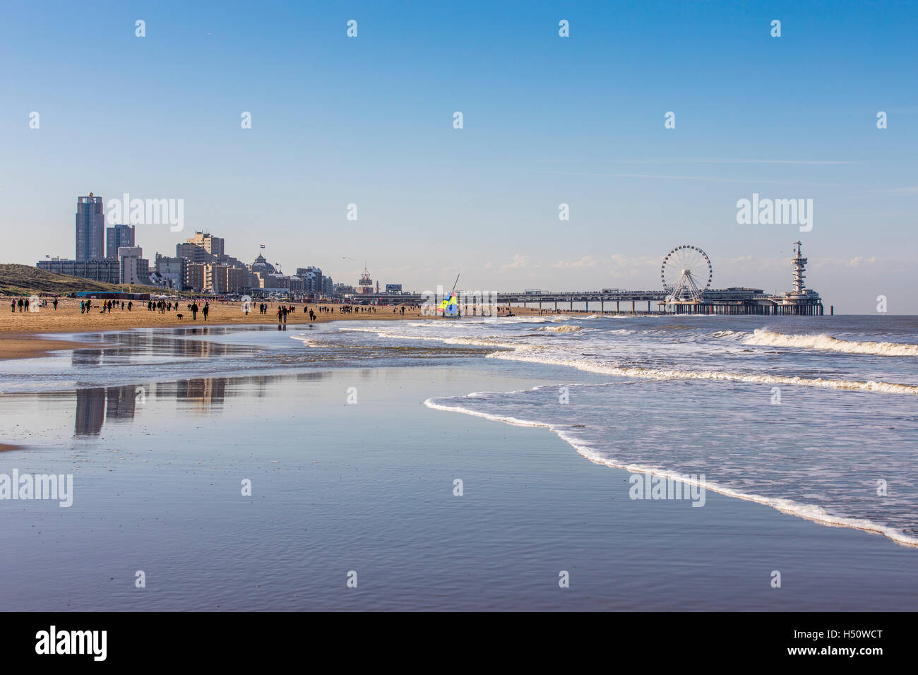 Playa del Mar del Norte en el distrito costero de Scheveningen, La Haya, Países Bajos, renovado paseo del muelle, la noria, restaurantes, Foto de stock