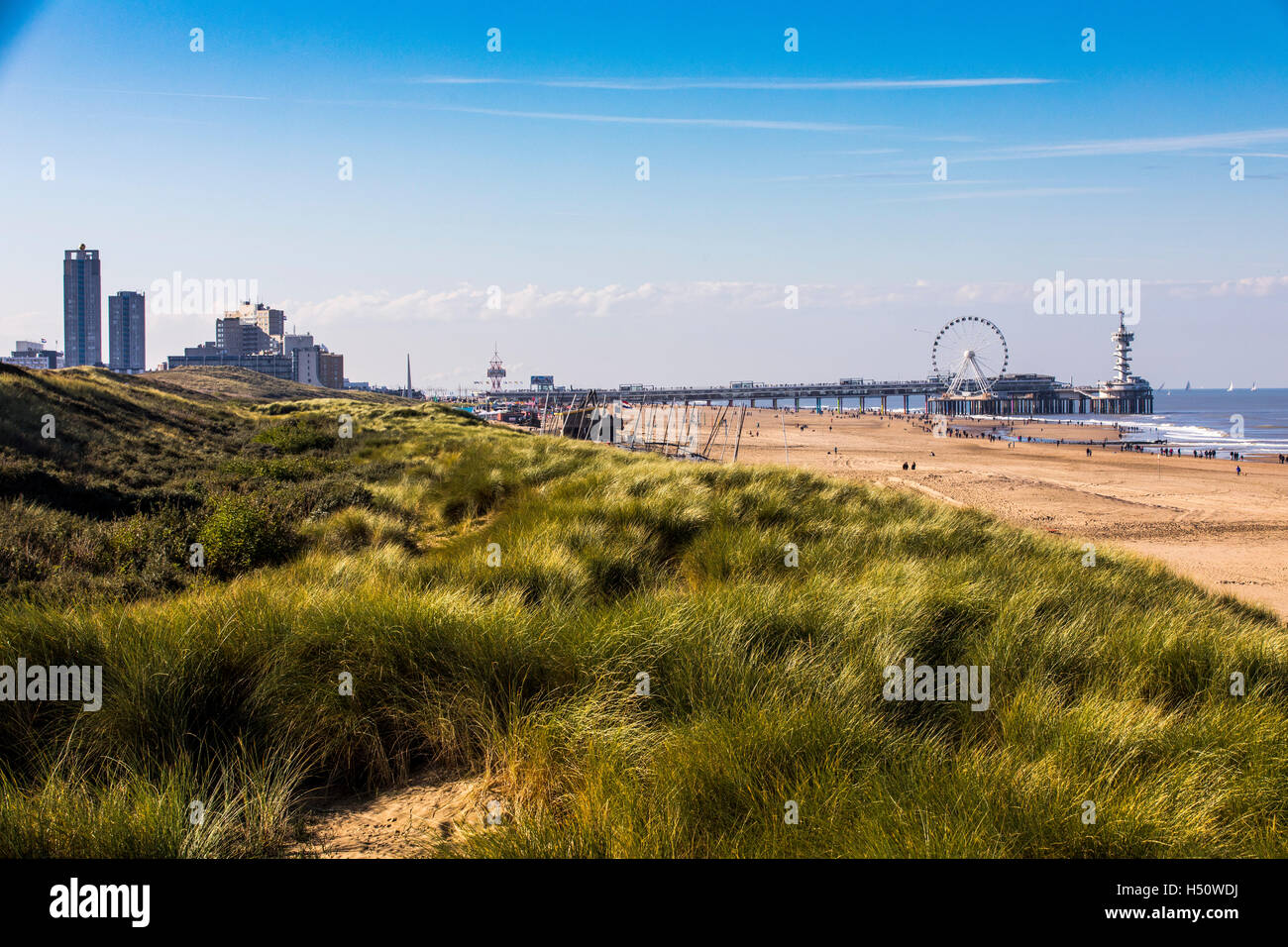 Playa del Mar del Norte en el distrito costero de Scheveningen, La Haya, Países Bajos, renovado paseo del muelle, la noria, restaurantes, Foto de stock