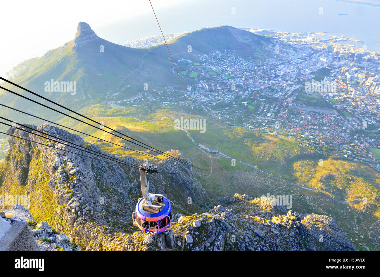 Vista desde la cima de Table Mountain cerca del teleférico, Ciudad del Cabo, Sudáfrica Foto de stock