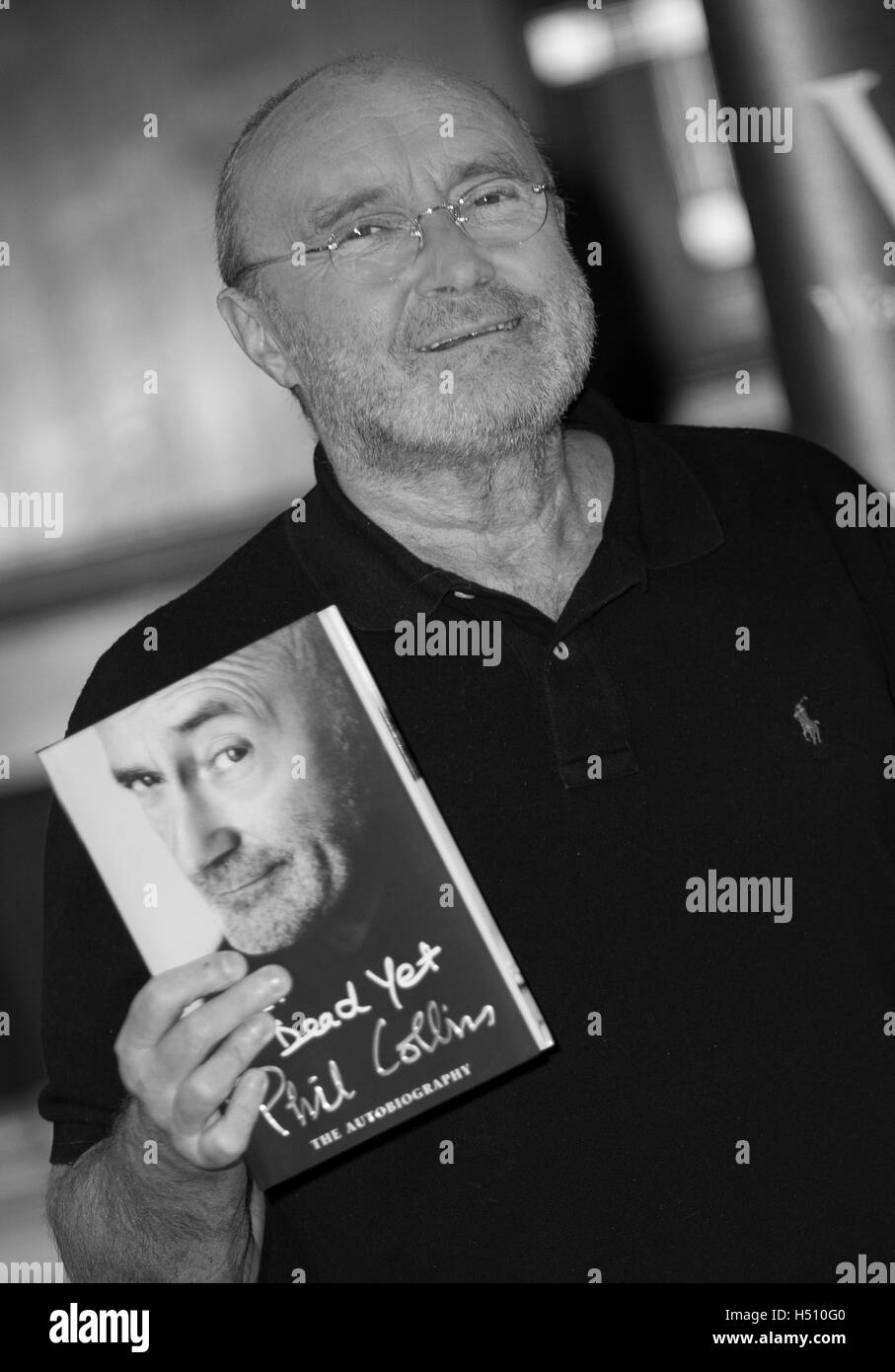 Londres, Reino Unido. El 18 de octubre, 2016. Para celebrar el lanzamiento de su autobiografía no ha muerto, Phil Collins posa delante de una charla en la iglesia de St James, el 18 de octubre de 2016 en Londres, Inglaterra. Crédito: Gary Mitchell/Alamy Live News Foto de stock