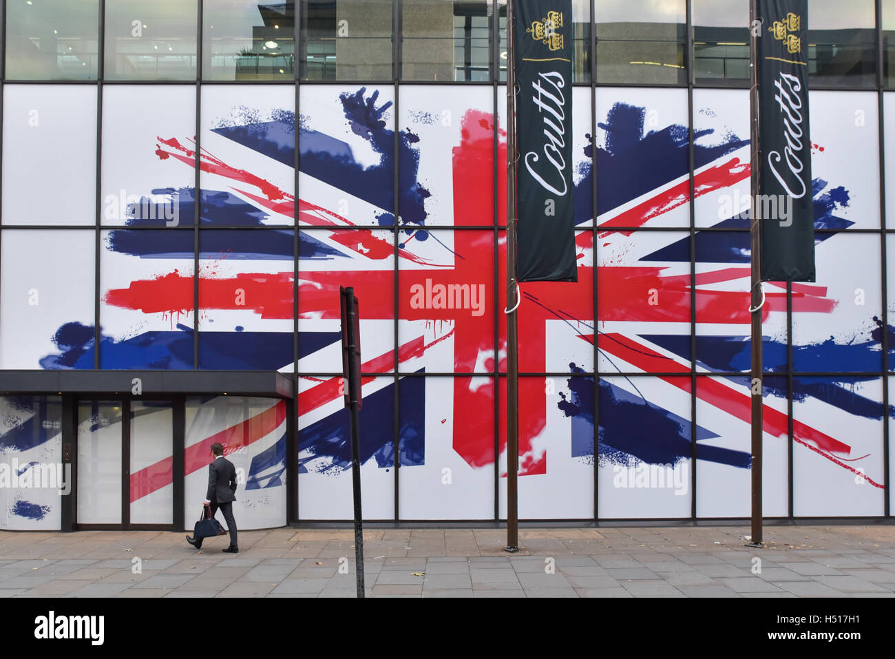 Strand, Londres, Reino Unido. 19 de octubre de 2016. Coutts Bank tiene una gigantesca bandera Union Jack a través de las ventanas. © Matthew Chattle/Alamy Live Foto de stock