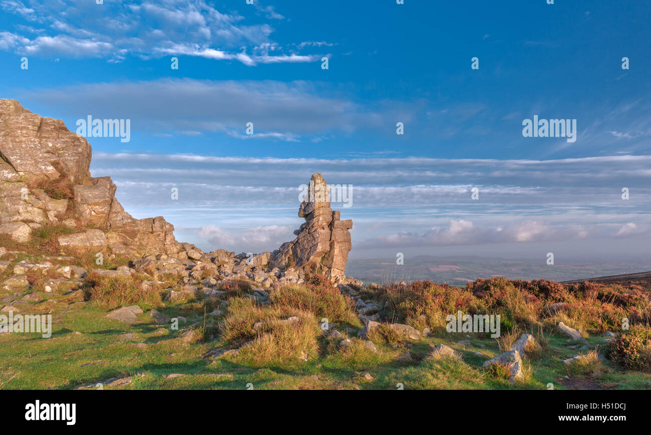 Hermosas rocas entre Andrés Flores en la cálida luz del amanecer otoñal Foto de stock