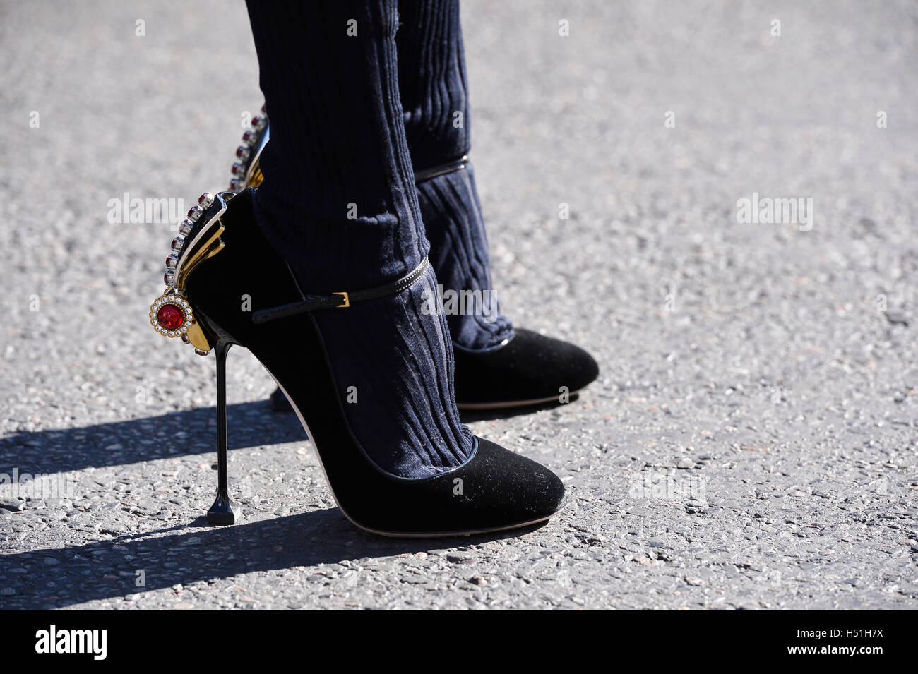 Mujer vistiendo Miu Miu en la Semana de la moda de París RTW S/S stock - Alamy