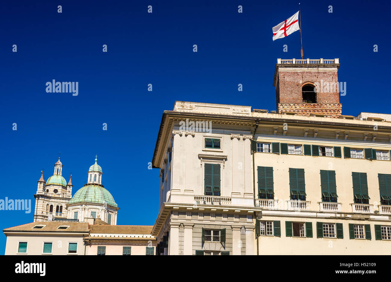 Las torres de la Catedral de San Lorenzo y el Palacio Ducal de Génova - Ita Foto de stock