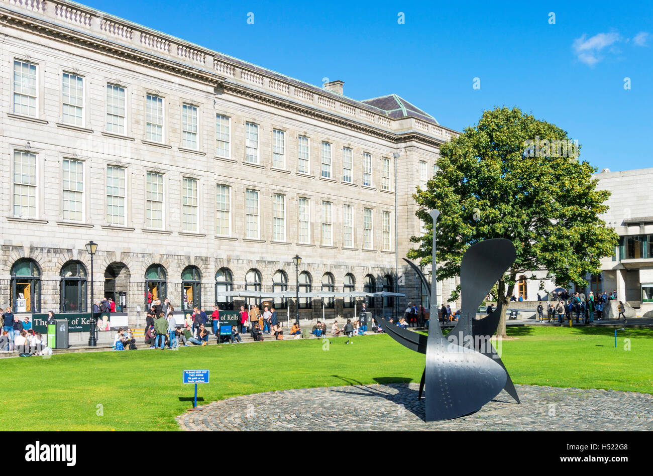 La antigua biblioteca y becarios square el Trinity College de Dublín, Irlanda, Europa UE Foto de stock