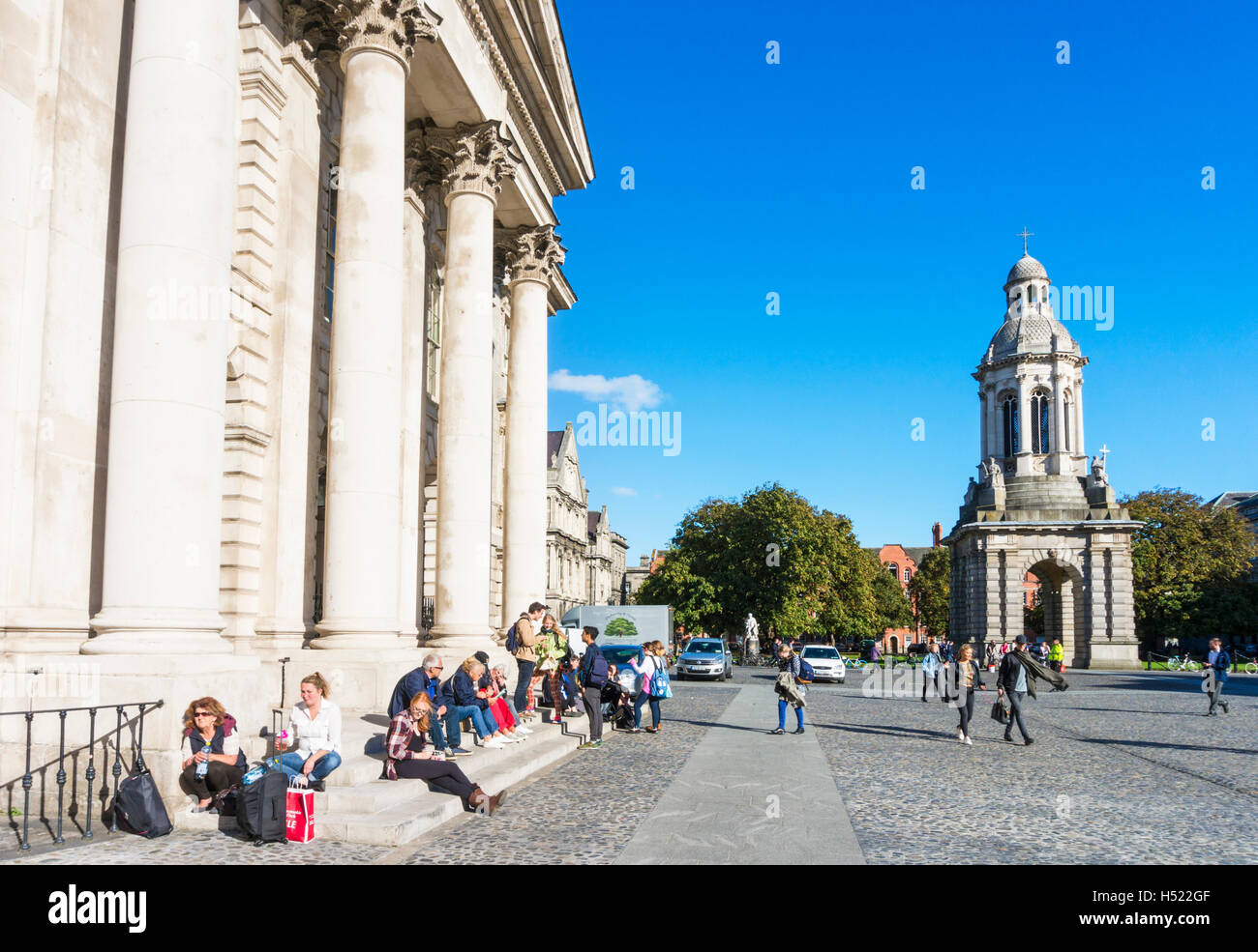 Dublin Trinity College Dublin Parliament Square con Capilla y Campanile Trinity College Dublin Irlanda República de Irlanda Europa UE Foto de stock