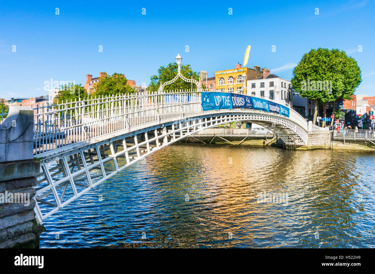 Ha'Penny o medio penique puente sobre el río Liffey Dublín Irlanda Europa UE Foto de stock