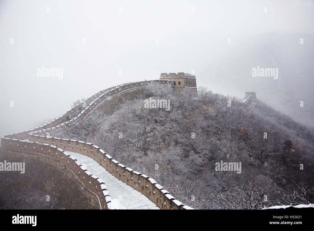 Parte de la sección Mutianyu de la Gran Muralla de China bajo la nieve en invierno en Mutianyu, cerca de Pekín, China Foto de stock