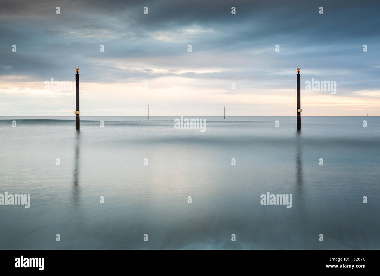 Postes guía de navegación en alta mar en el Mar del Norte frente a la costa de Northumberland, larga exposición en un día nublado Foto de stock