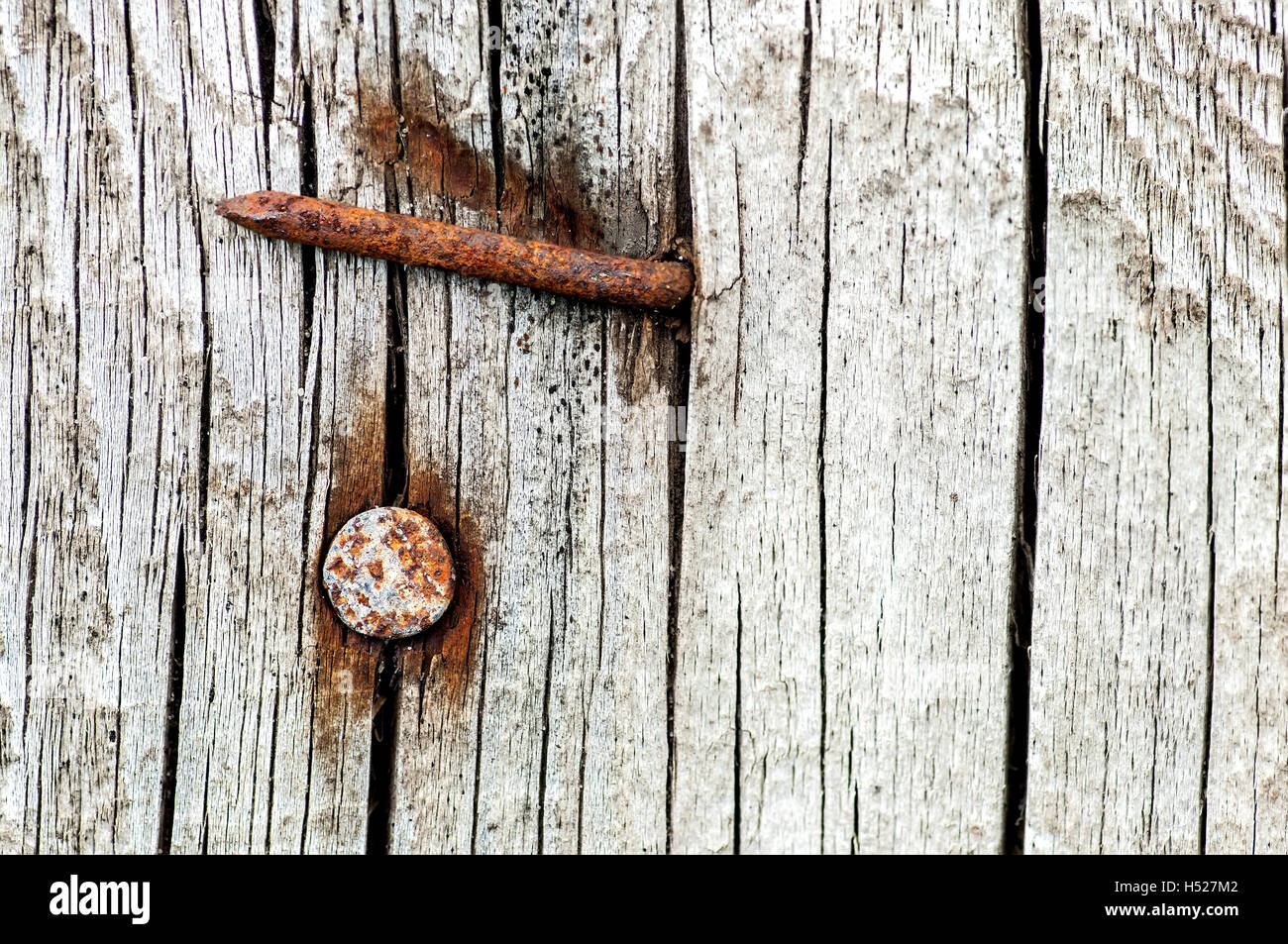 Antecedentes clavos oxidados en un antiguo madera agrietada Foto de stock