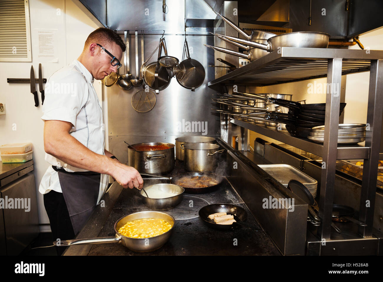 Chef cocinando fotografías e imágenes de alta resolución - Alamy
