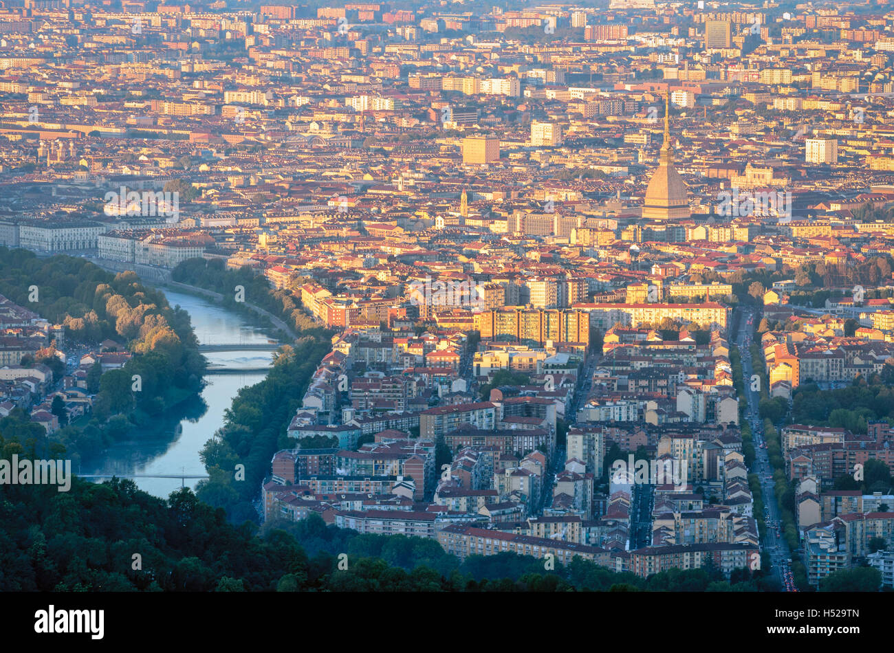 Turín (Torino) panorama al amanecer con la Mole Antonelliana Foto de stock