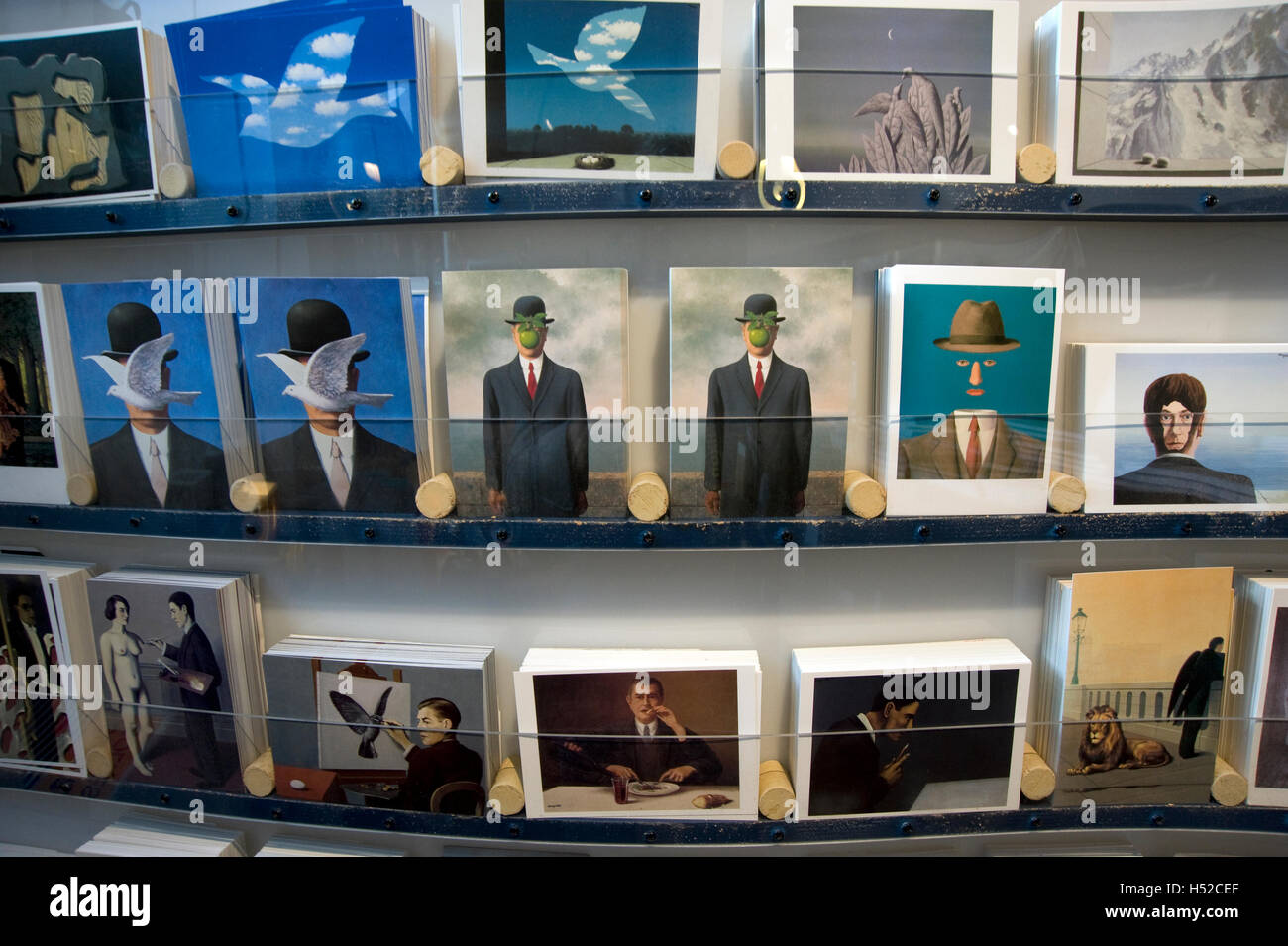 Tarjeta de felicitación de reproducciones de pinturas de Rene Magritte en  exhibición en la tienda de regalos en el Museo Real de Bellas Artes de  Bruselas Fotografía de stock - Alamy
