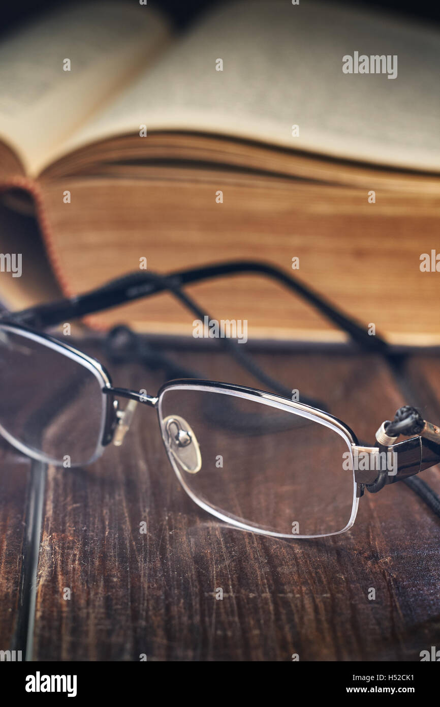 Gafas para leer tumbado de lado sale