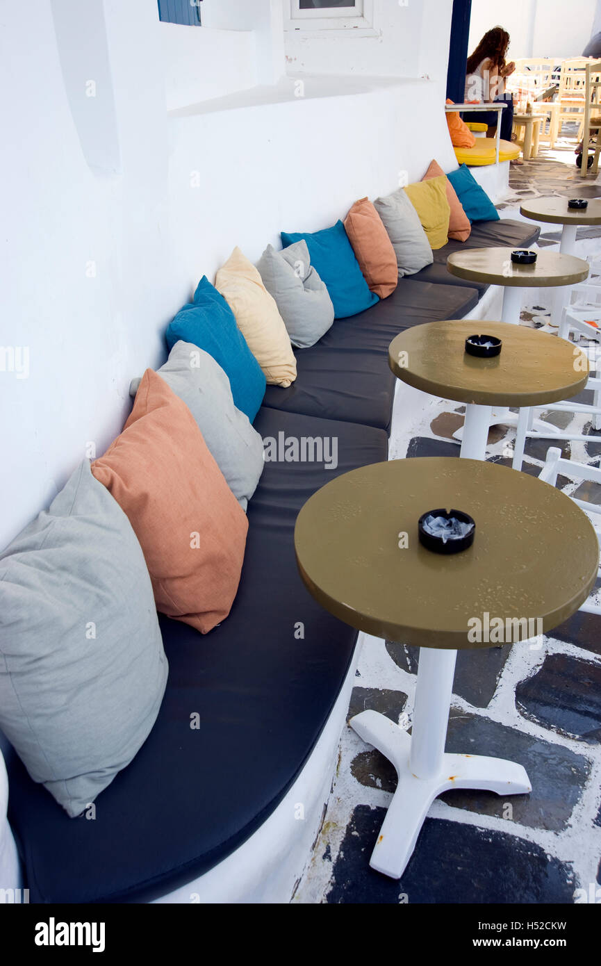 Coloridos almohadones en la cafetería al aire libre en la isla de Mykonos en Grecia Foto de stock