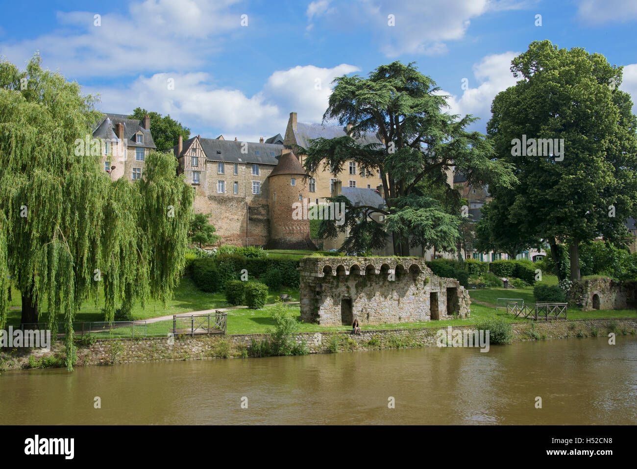 El río Sarthe y la antigua muralla que rodea la ciudad vieja Plantagenet Le Mans Francia Foto de stock