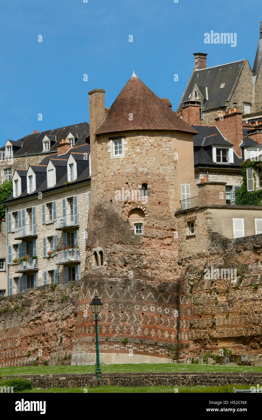 Edificios y torres de parte de la muralla que rodea la ciudad vieja Plantagenet Le Mans Francia Foto de stock