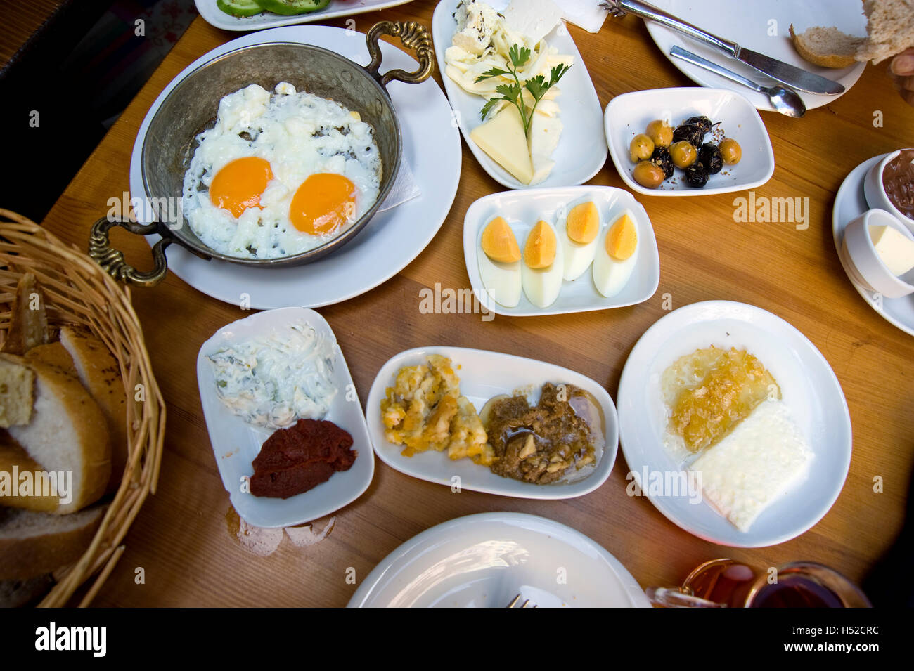 Platos de desayuno en el restaurante de Estambul, Turquía Foto de stock