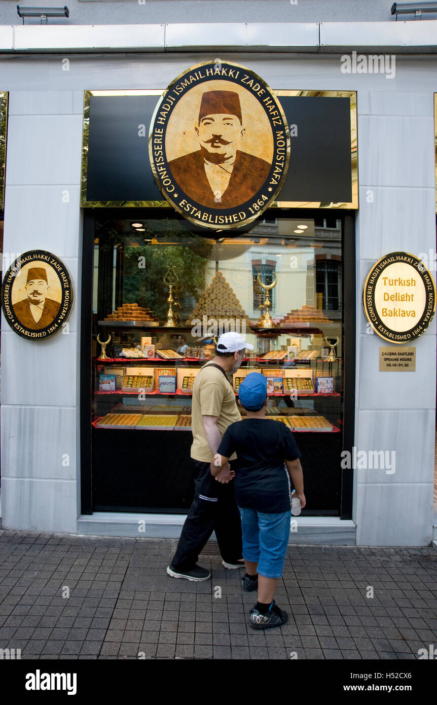Candy Shop y peatones en el barrio de Taksim de Estambul Foto de stock