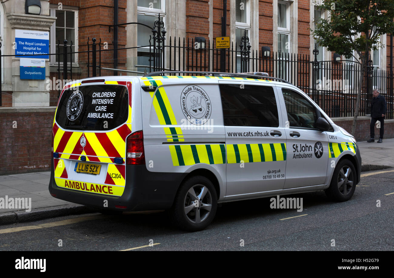 Ambulancia de cuidados intensivos de niños estacionado en Great Ormond Street, London, UK Foto de stock