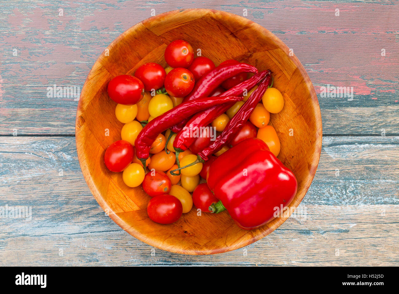 Recipiente lleno de tomate, pimentón y pimiento Foto de stock