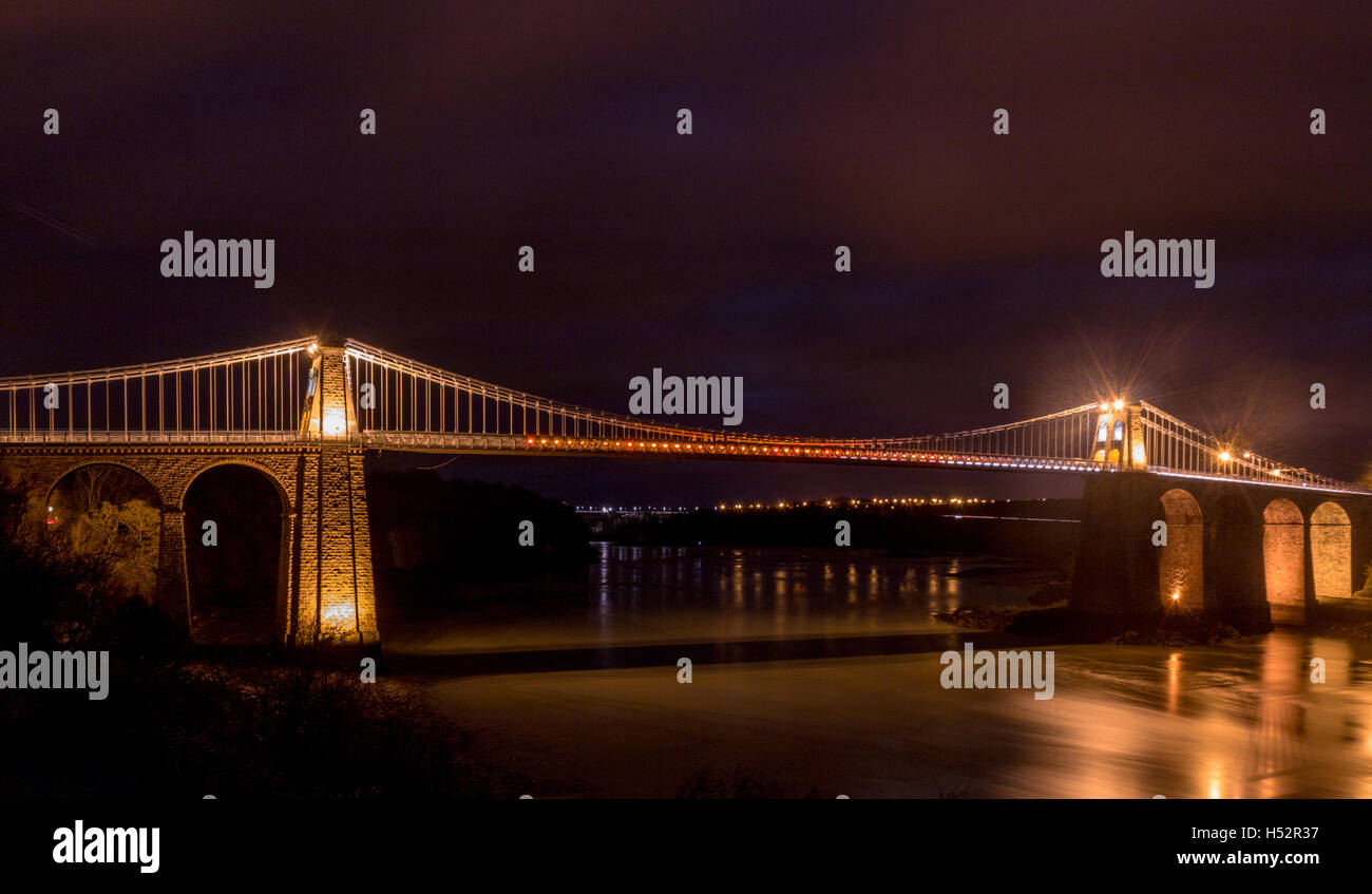 Menai Bridge crossing desde Inglaterra a Bangor Anglesey Gwynedd Wales, para llegar a Holyhead para el ferry a Dublín, Irlanda. Foto de stock