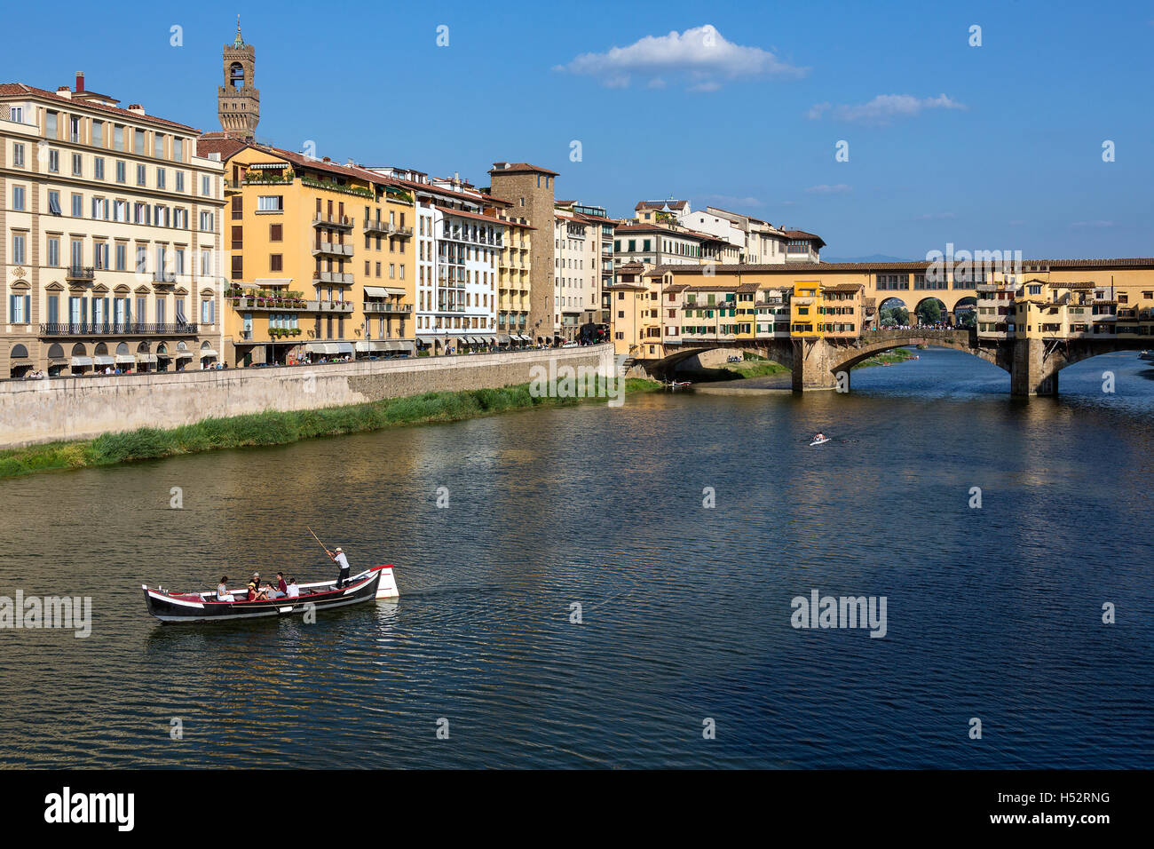 Florencia, Italia - El Ponte Vecchio (Puente Viejo] es un puente de piedra medieval sobre el río Arno. Foto de stock