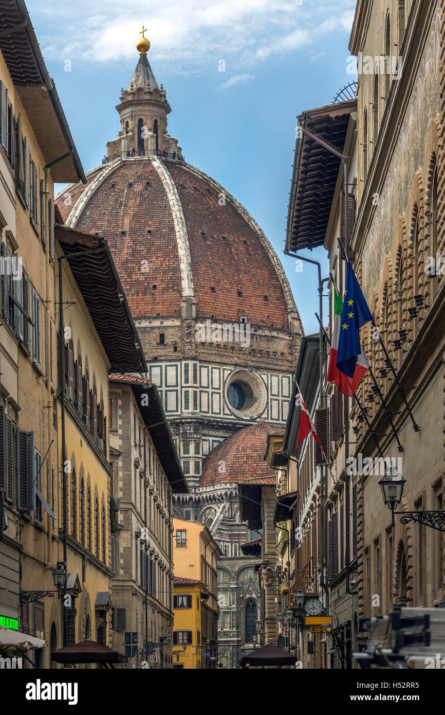 La gran cúpula del Duomo (Cattedrale di Santa Maria del Fiore) visto desde una calle lateral de la Piazza Duomo de Florencia en la Toscana Foto de stock