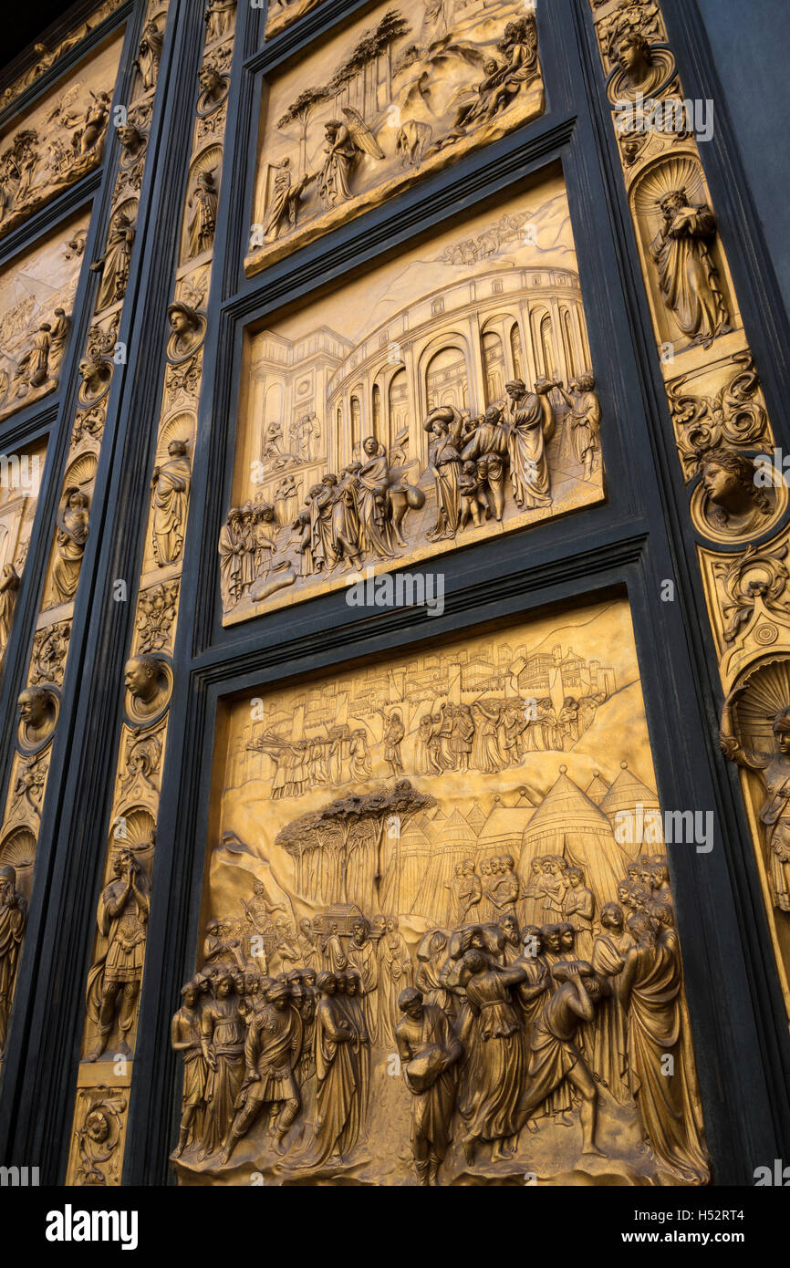 Oriente puertas o puertas del paraíso, de Lorenzo Ghiberti en el Baptisterio, cerca del Duomo de Florencia, Italia. Foto de stock