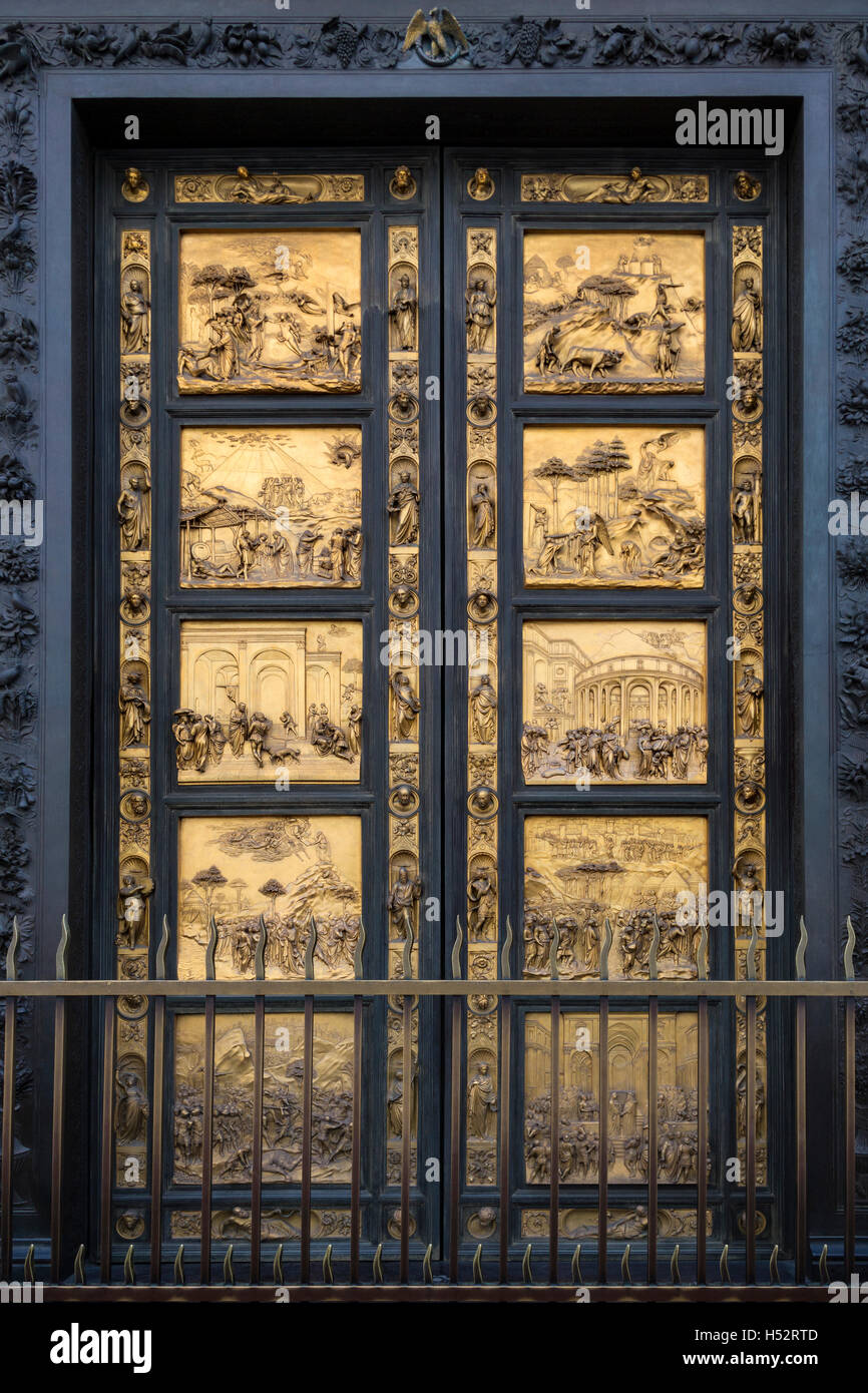Oriente puertas o puertas del paraíso, de Lorenzo Ghiberti en el  Baptisterio, cerca del Duomo de Florencia, Italia Fotografía de stock -  Alamy