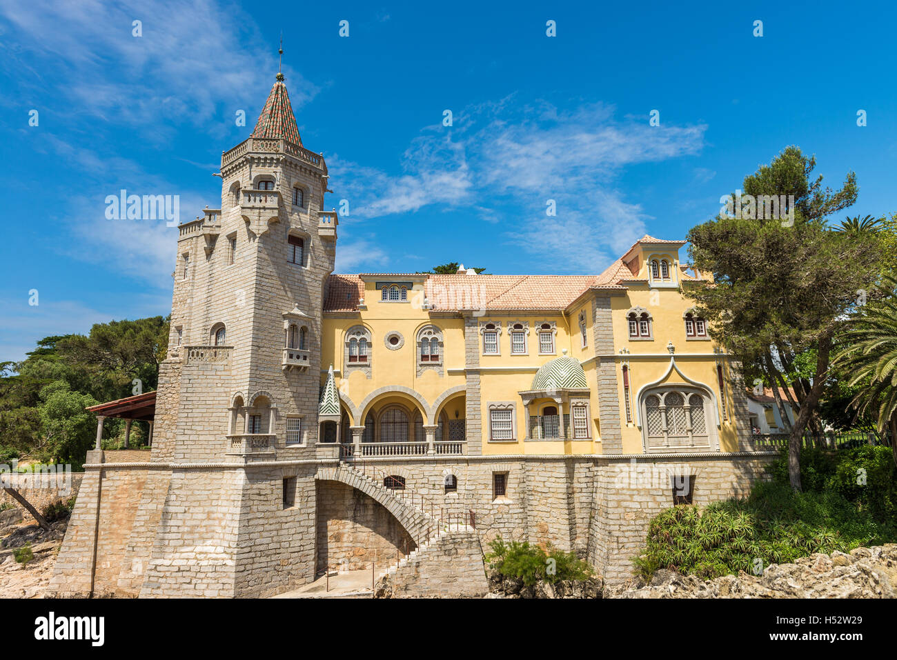 Cascais, Portugal - Abril 22, 2014: hermoso edificio del Museu Condes de Castro Guimarães en Cascais, Portugal Foto de stock