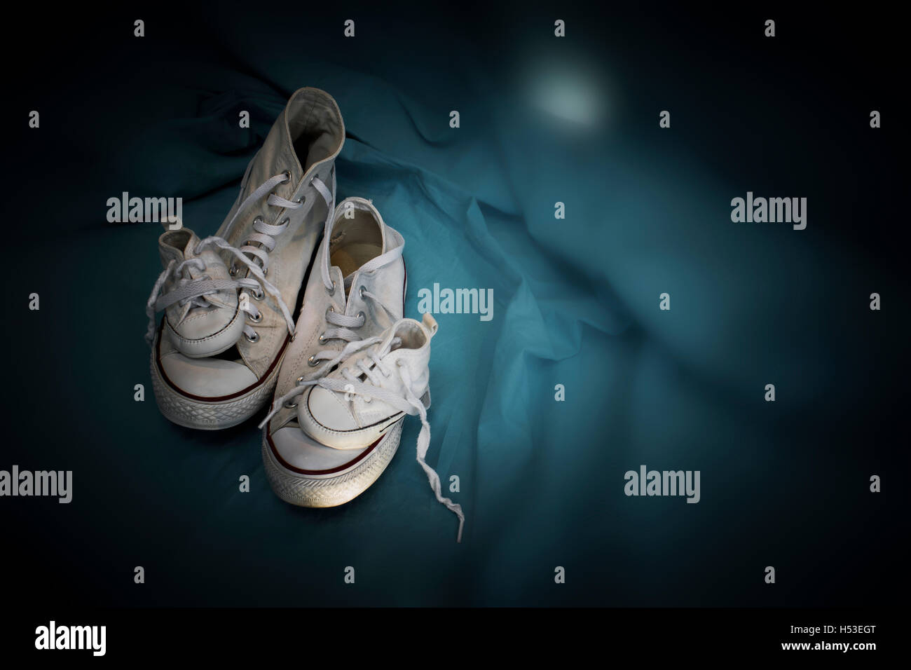 Dos zapatillas diferentes como símbolo de madre y padre y dos pequeñas como  símbolo de dos niños Fotografía de stock - Alamy