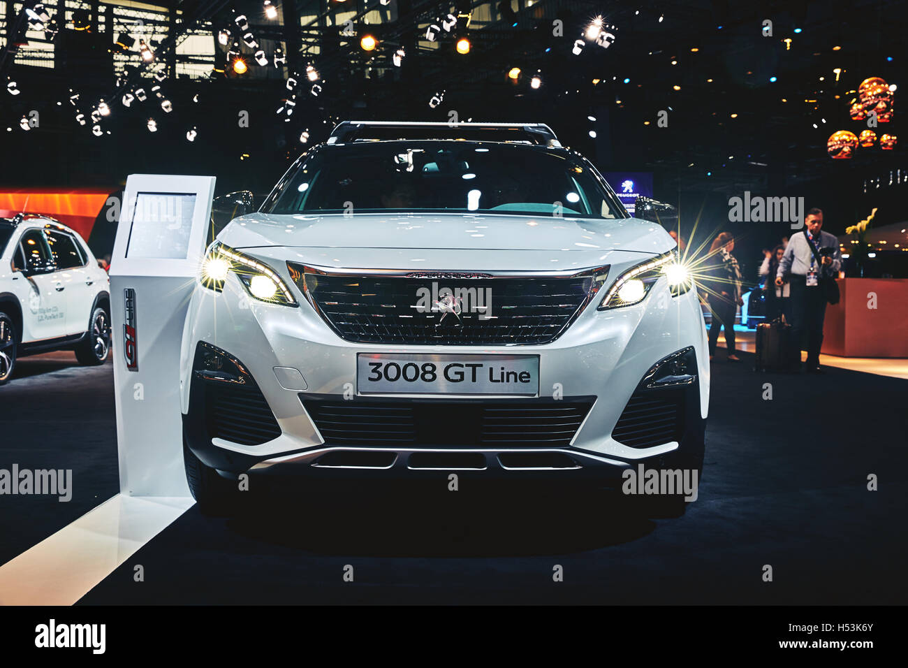 París, Francia - 29 de septiembre de 2016: 2017 Peugeot 3008 GT Line  presentado en el Salón del Automóvil de París en la Porte de Versailles  Fotografía de stock - Alamy