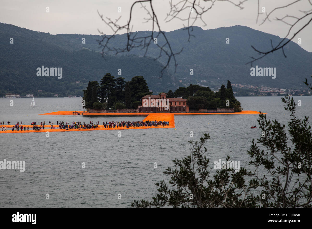 Christo y Jeanne Claude 'muelles flotantes", el lago de Iseo, Italia 2016 Foto de stock