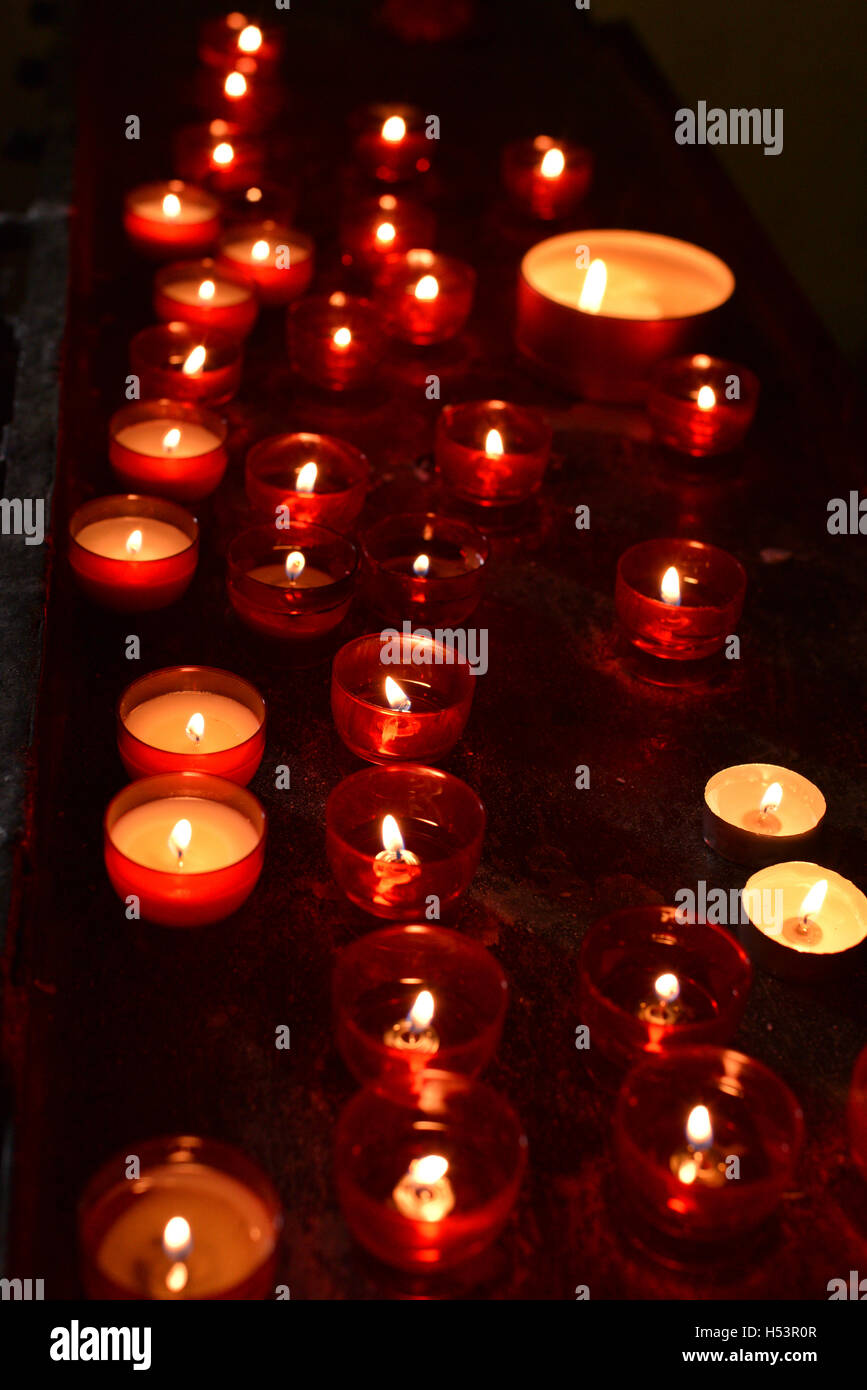 Filas de velas rojas en la iglesia Fotografía de stock - Alamy