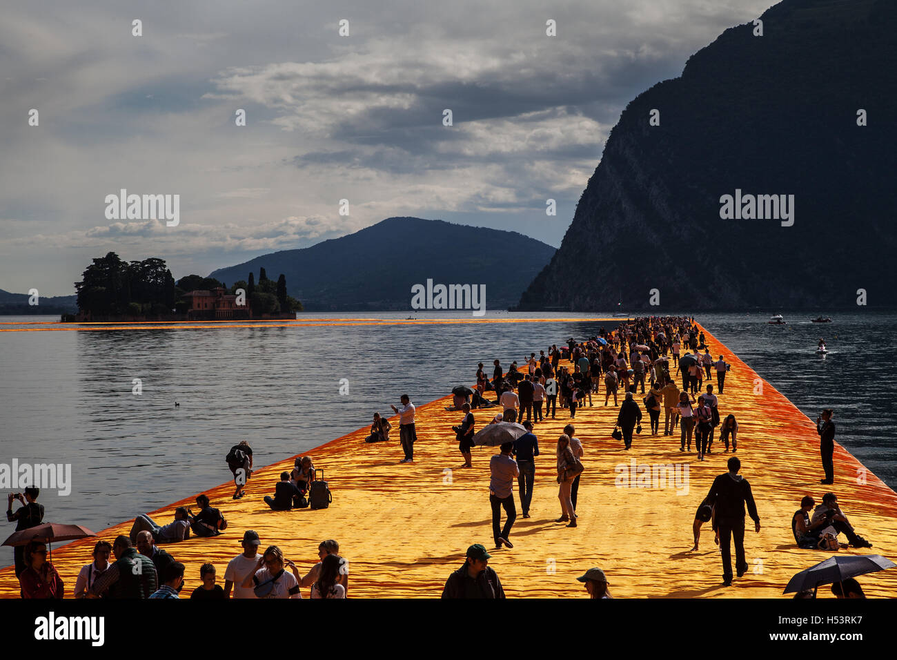 Christo y Jeanne Claude 'muelles flotantes", el lago de Iseo, Italia 2016 Foto de stock