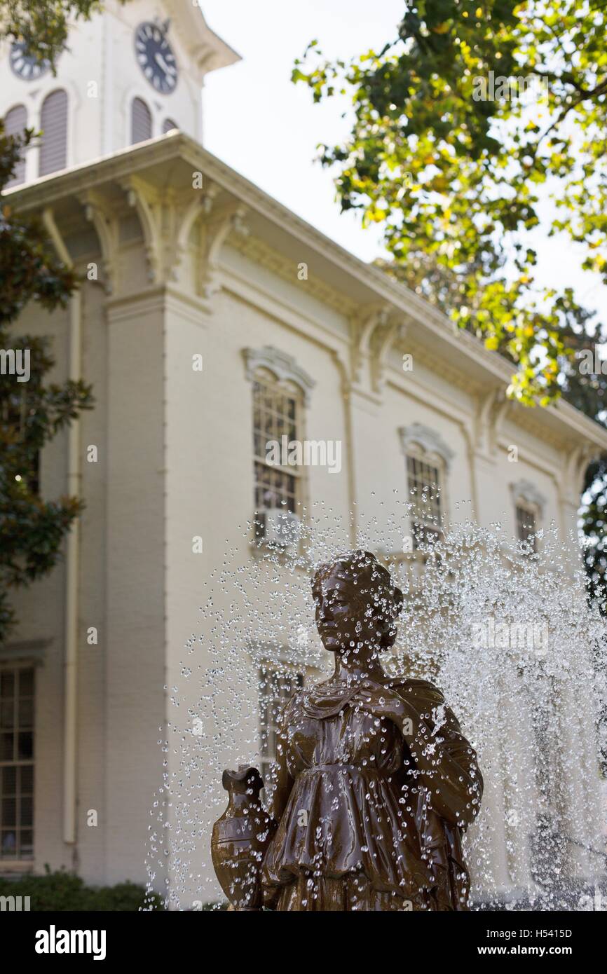Una fuente en frente de la histórica Crawford County Courthouse en Van Buren, Arkansas, Estados