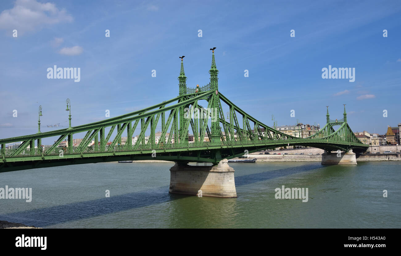 Libertad Puente sobre el río Danubio en el centro de Budapest, en una muestra de ingeniería de finales del siglo XIX. Foto de stock